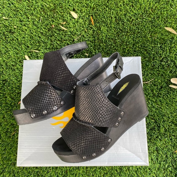 Volatile Black Wedge Shoes with Faux Snakeskin Design size 7 - Picture 2 of 5